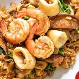 ผัดซีอิ๊วเส้นใหญ่กุ้งปลาหมึก