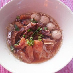 เส้นใหญ่ลูกชิ้นเนื้อเปื่อย
