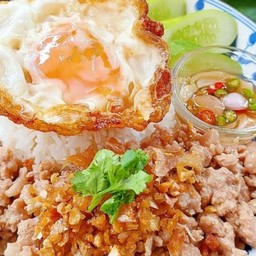 ข้าวหมูสับทอดกระเทียมฟรีไข่ดาว
