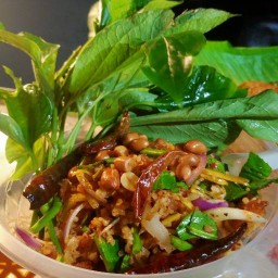 ยำแหนมหน้าเอื้อริมทาง