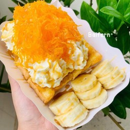 ขนมปังปิ้งวิปปิ้งครีมฝอยทองกล้วย