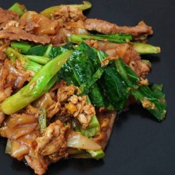 ผัดซีอิ๊วหมูหรือไก่