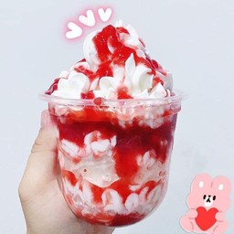 วิปปิ้งครีมสตอเบอรี่ (แก้ว)
