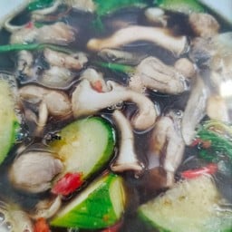 แกงเห็ดรวม มีเห็ดฟาง เห็ดนางฟ้า เห็ดออรินจิ เห็ดชิเมจิ เห็ดหูหนู  เมนูนี้ใส่น้ำปลาร้านะคะ ลูกค้าไม่สามารถเลือกเห็ดได้ค่ะ เพราะบางวันที่ตลาดเห็ดบางอย่างไม่มีค่ะ.