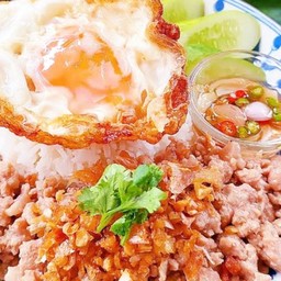 ข้าวไก่สับทอดกระเทียมฟรีไข่ดาว