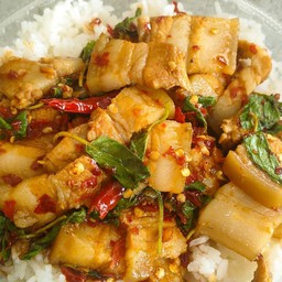 กระเพราหมูสามชั้นราดข้าว