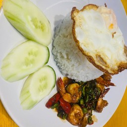 กระเพรากุ้งไข่ดาว