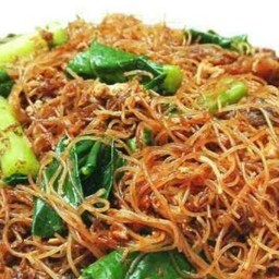 ผัดซีอิ้วเส้นหมี่ใส่ไข่