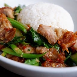 ข้าวคะน้าหมูกรอบ - Rice Topped  with Stir-Fried Chinese Kale and Crispy Pork