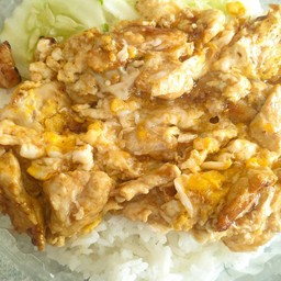 หมูกระเทียมไข่คั่ว ราดข้าว
