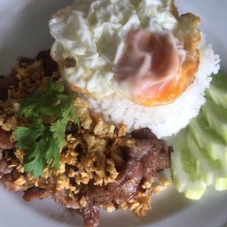 ข้าวหมูทอดกระเทียมพริกไทย