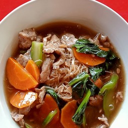 ราดหน้าเส้นหมีหมูนุ่ม