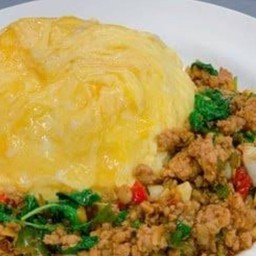 กระเพราไก่พริกแห้งไข่ข้น