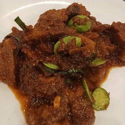 สตอพริกแกงหมูกรอบ