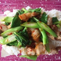 คะน้าหมูกรอบ