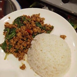 ข้าวกระเพราหมูสับราดข้าว