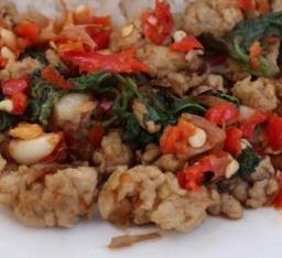 กระเพราเนื้อ กับข้าว
