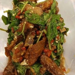 กระเพราหมูกรอบ