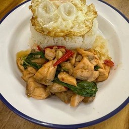 กระเพราปลาแซลม่อนไข่ดาว