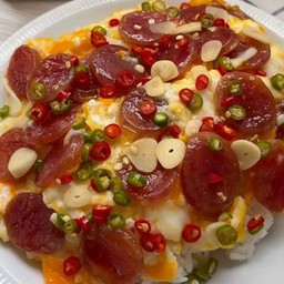 ข้าวหน้าไข่ข้นกุนเชียงโรยพริกขี้หนูสวน,กระเทียมสด