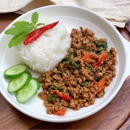 ข้าวราด ผัดกะเพรา พร้อมน้ำซุป (Stir-fried Basil with Rice)