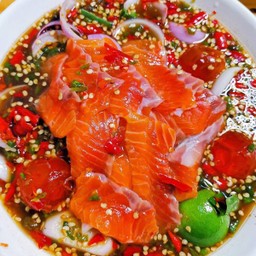 ยำแซลม่อนไข่แดงใส่หมูยอ