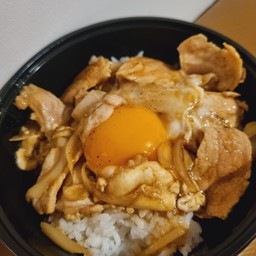 ข้าวหน้าหมูสไลด์ไข่เยิ้ม