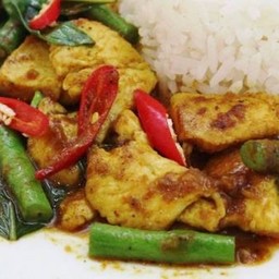 เครื่องแกงไก่ ￼ กับข้าว