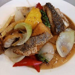 ปลากระพงผัดพริกไทยดำ