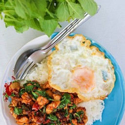 ผัดกะเพราหมูกรอบราดข้าว