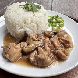 ข้าวหน้าไก่เห็ดหอม พร้อมน้ำซุป (Chicken Stew with Rice)