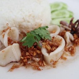 ข้าวหมึกกระเทียม