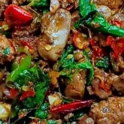 ข้าวราดกะเพราเครื่ิองในไก่(ฟรีไข่ดาว)