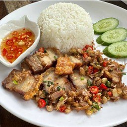 ข้าวราด ผัดพริกเกลือ พร้อมน้ำซุป (Garlic Salt Chili Stir-fried with Rice)