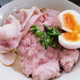 ก๋วยเตี๋ยวต้มยำหมูเด้งเบคอนไข่ยางมะตูม