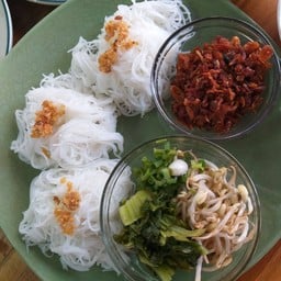 ขนมจีนเปล่าใส่กระเทียมเจียว