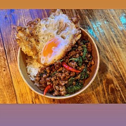 กระเพราเนื้อดรายเอจและไข่ดาว