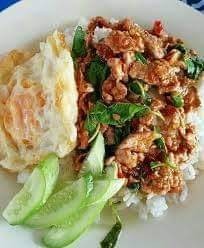 กระเพราไก่ ราดข้าว