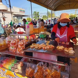 ตลาดนัดแม่บุญชง