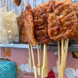 หมูปิ้งนมสดเตาถ่าน  ตลาดนัดหัวมุมโอเดี่ยน หมูปิ้งนมสด บิวตี้