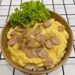 ข้าวหน้าไข่ข้นไส้กรอก