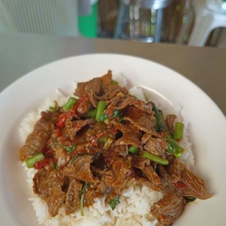 เนื้อสดผัดพริกแกง