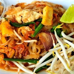 เส้นเล็กผัดไทยกากหมู พิเศษ