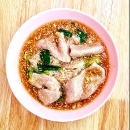 ราดหน้าเส้นหมี่หมูนุ่ม