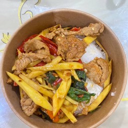 ผัดหน่อไม้หมูชิ้นราดข้าว