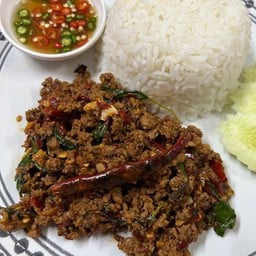 ข้าวกระเพราเนื้อพริกแห้ง