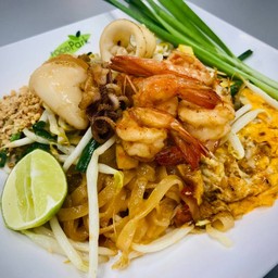 ผัดไทยทะเลรวม กุ้ง หมึก