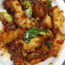 หมูกรอบผัดพริกเผาราดข้าว