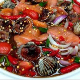 ยำแซลมอนหอยแครงปลาร้านัว