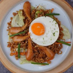 มาม่าเผ็ดผัดแห้ง รสยากิโซบะ (ไม่เผ็ดเด็กทานได้) +ไข่ดาว